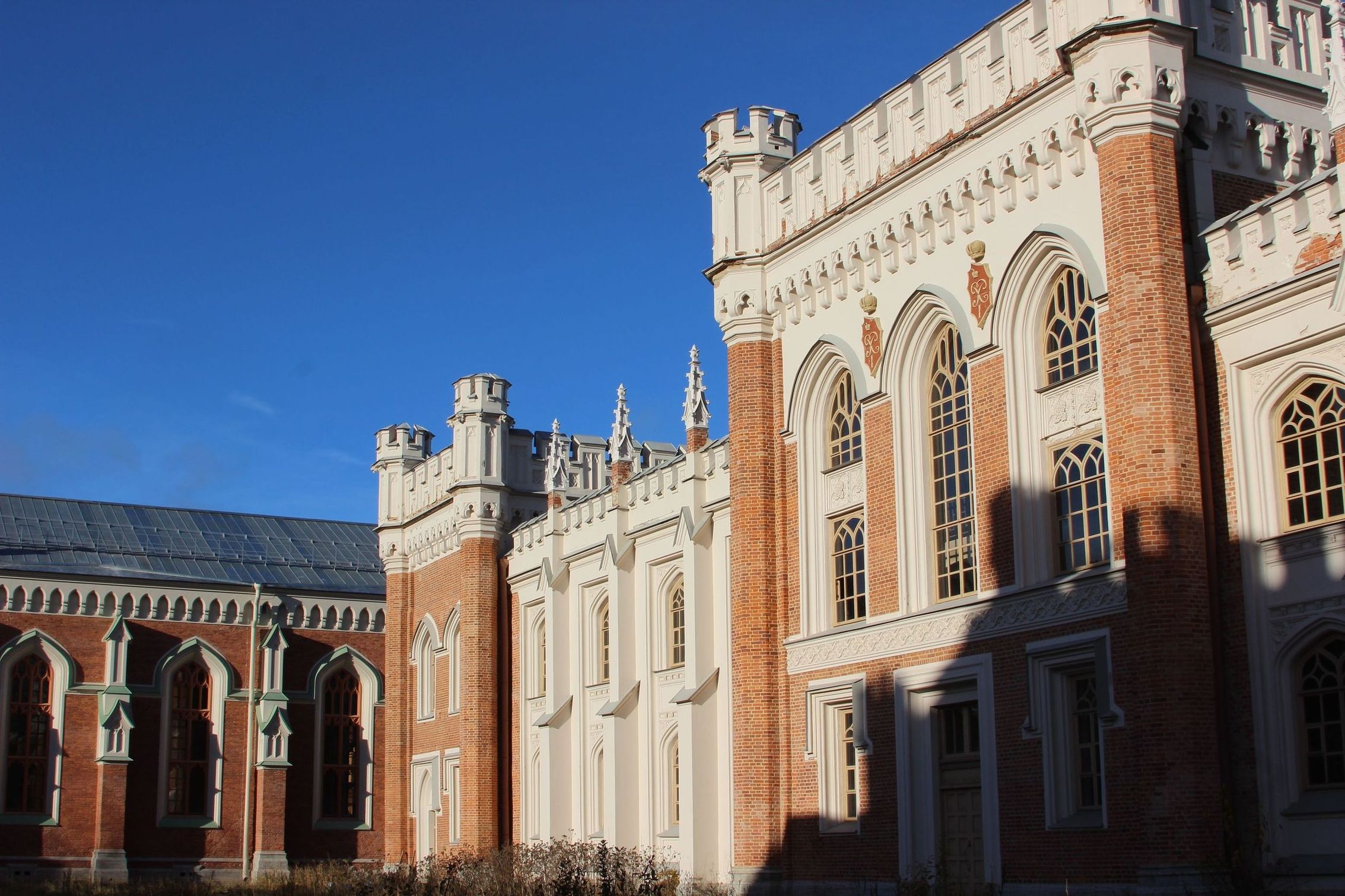 pridvorniye_konyshni_v_petergofe