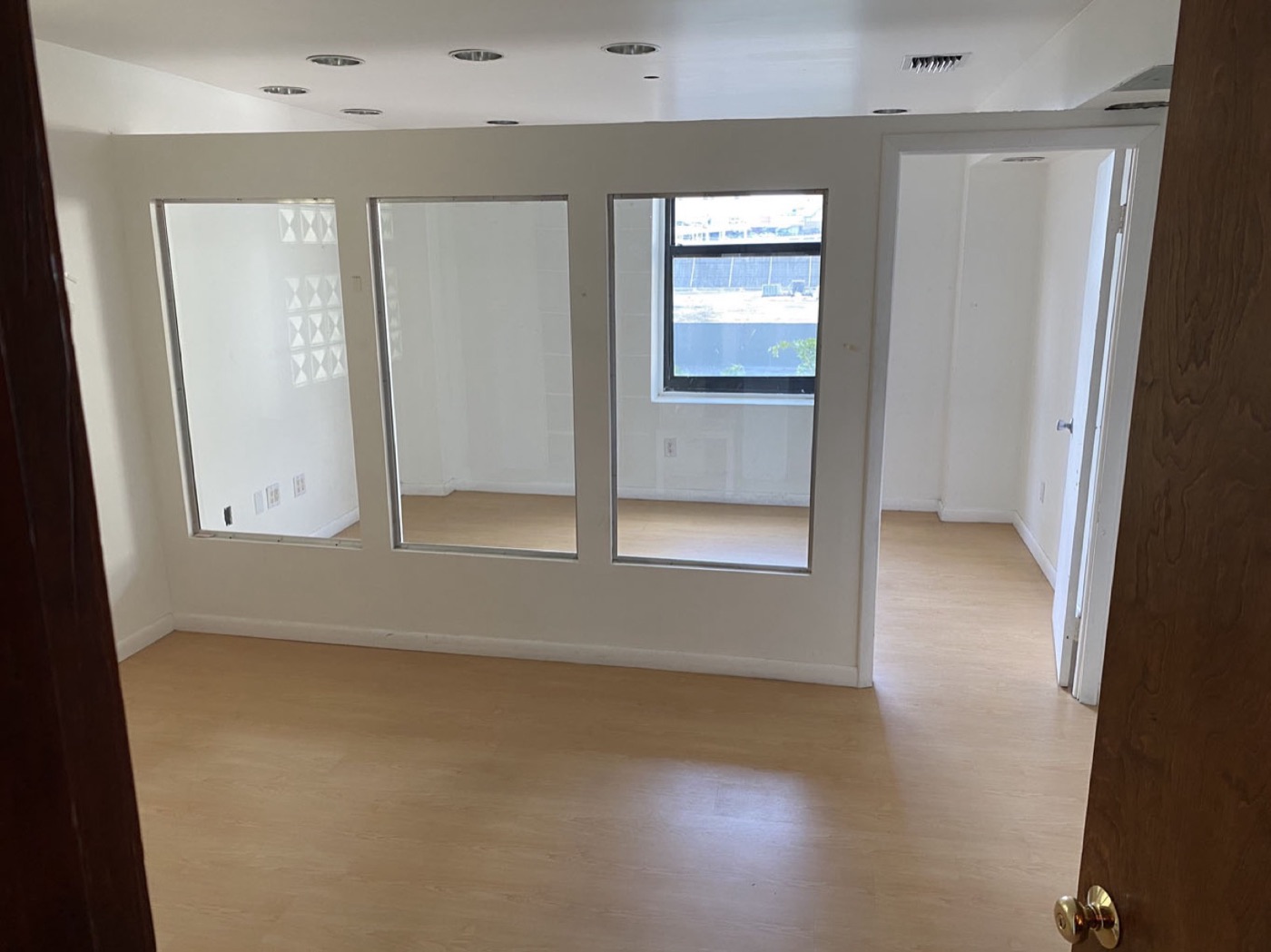 Centro de negocios 168 SE 1st ST Rent office 168 SE 1st ST — photo 1