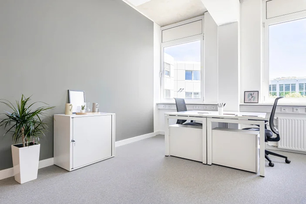 Pusat perniagaan 16868 Via Del Campo Court Rent office 16868 Via Del Campo Court — photo 1