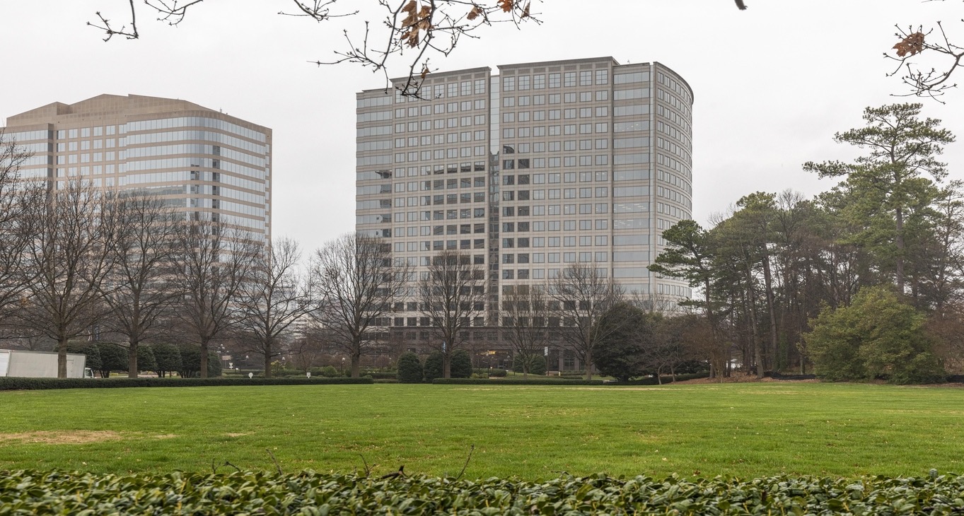 Rent office 400 Galleria Parkway — photo 9