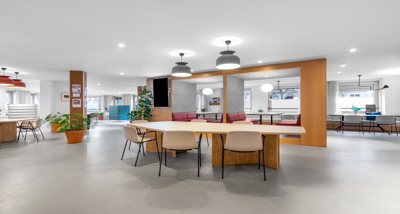 Rent office 54 Avenue Hoche — photo 1