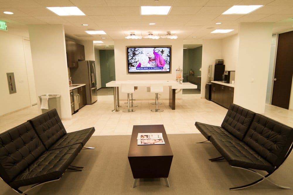 Rent office 600 West Broadway — photo 1