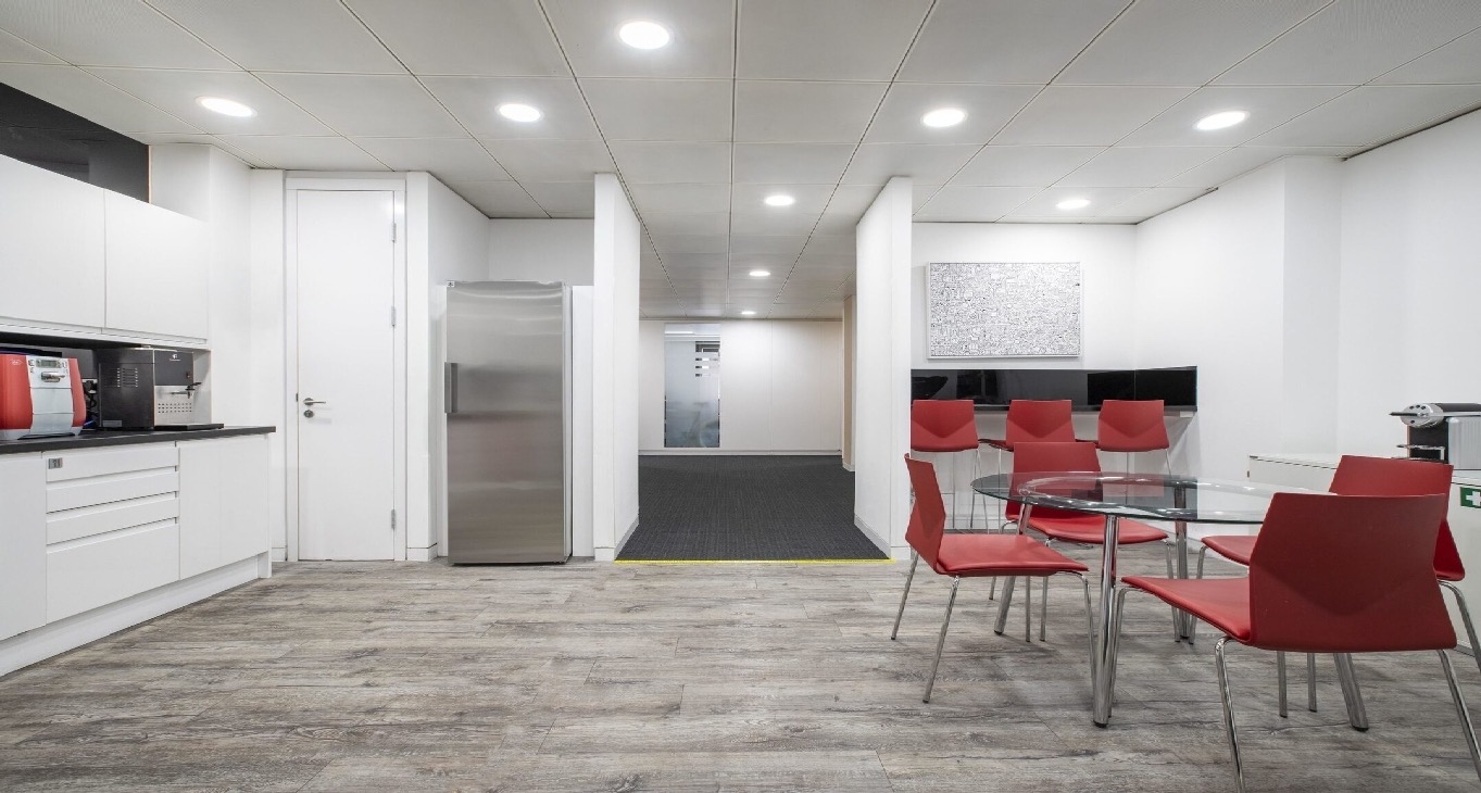 Rent office 90 Long Acre — photo 1