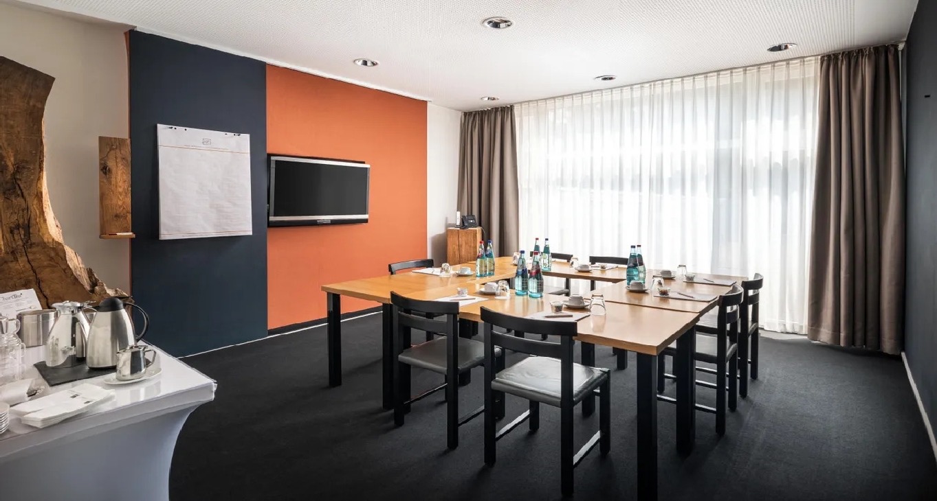 Rent office Regus THE SQUAIRE Conference Center — photo 4