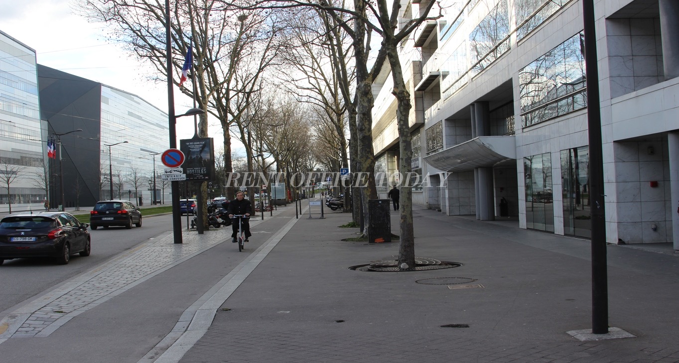 Rent office 1 BOULEVARD VICTOR — photo 1