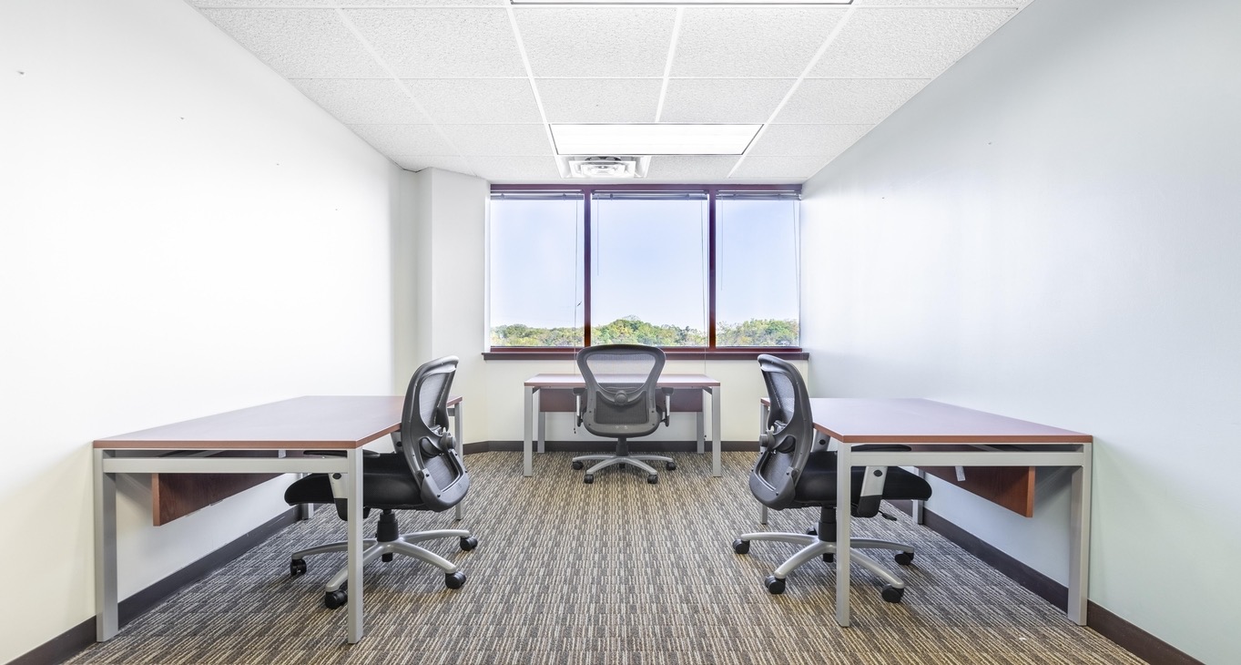 Rent office Silver Lake Executive Campus — photo 3