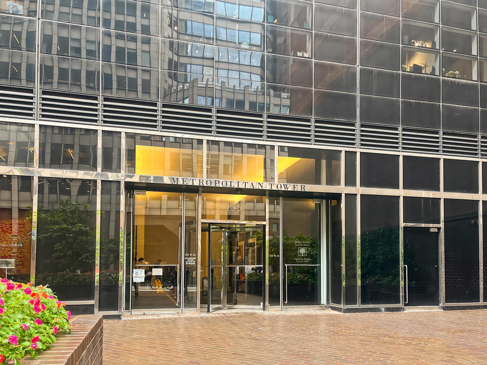 Pusat perniagaan 142 W 57th Street Rent office 142 W 57th Street — photo 1