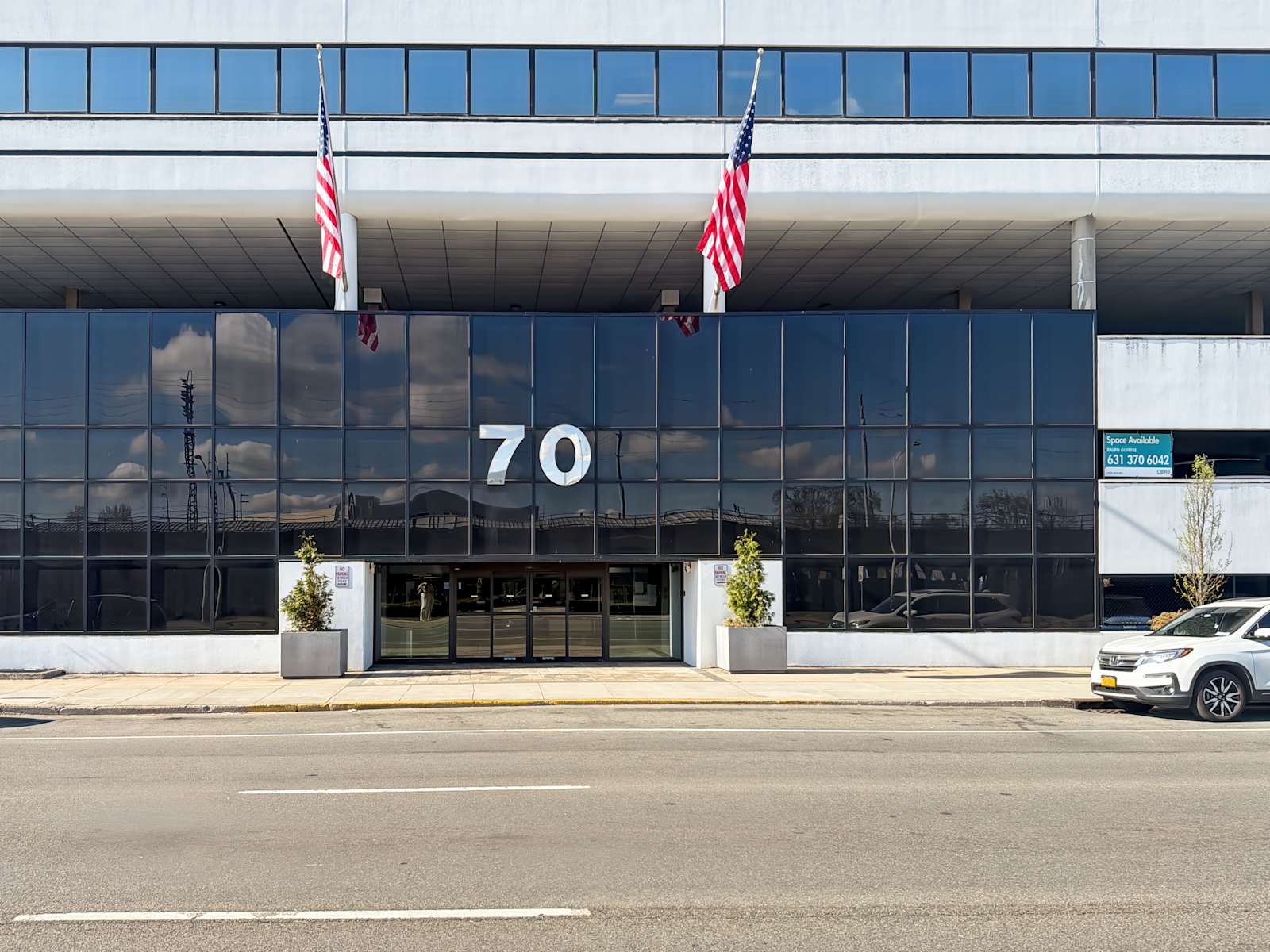 Pusat perniagaan 70 East Sunrise Highway Rent office 70 East Sunrise Highway — photo 1