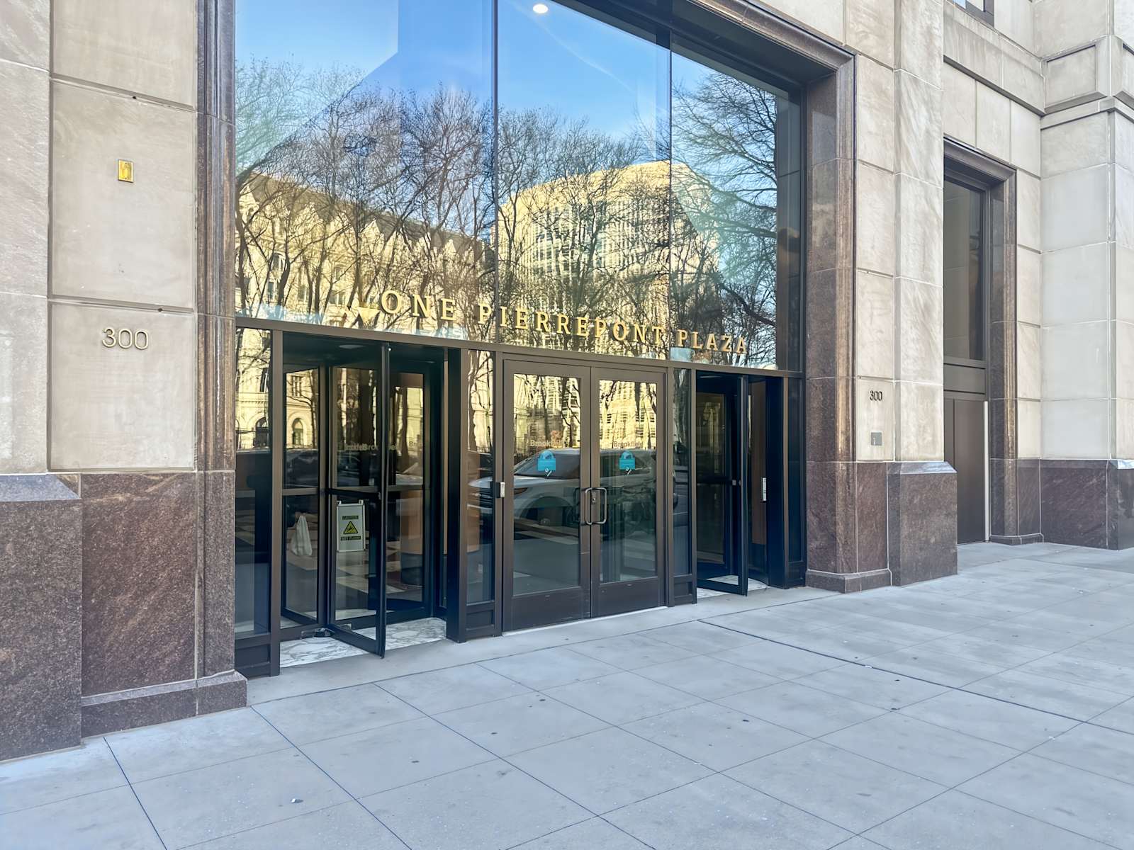 Rent office One Pierrepont Plaza — photo 1