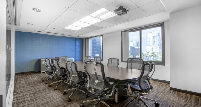 Rent office 111 West Ocean Boulevard_7-1