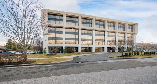 Cнять офис 520 White Plains Road_7-1