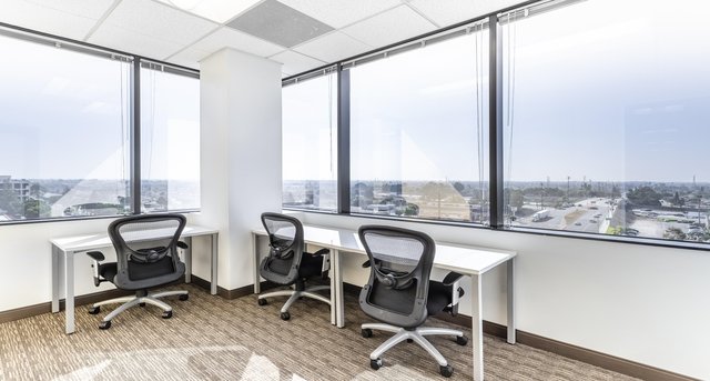 Sewa pejabat 6 Centerpointe Drive_3-1