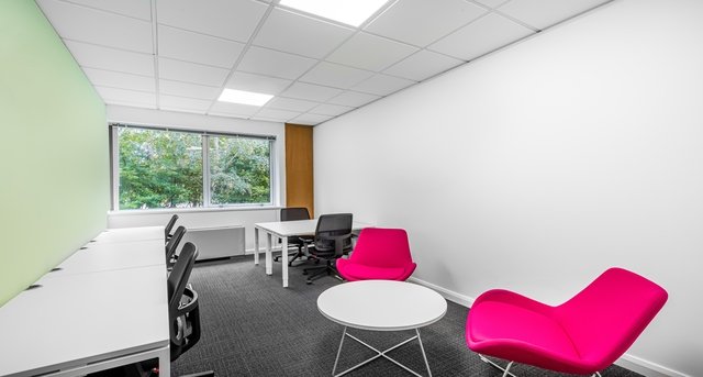 Pronájem kanceláře Exeter Business Park_1-1