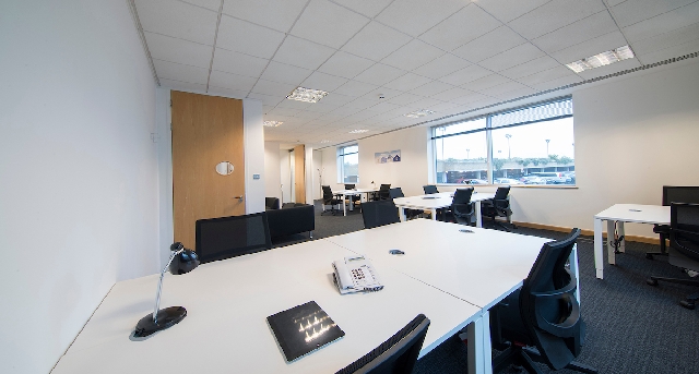 Sewa pejabat Venture House, Downshire Way, Arlington Square, Berkshire_4-1