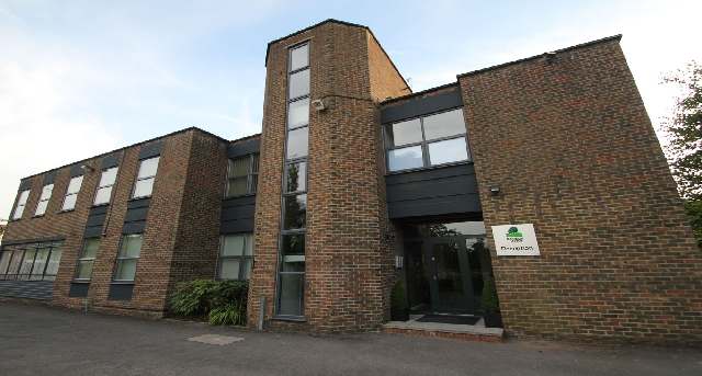Kiadó irodák Jinghope Wellington Road, Cressex Business Park_1-1
