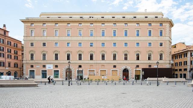 Rent office Piazza San Silvestro 8