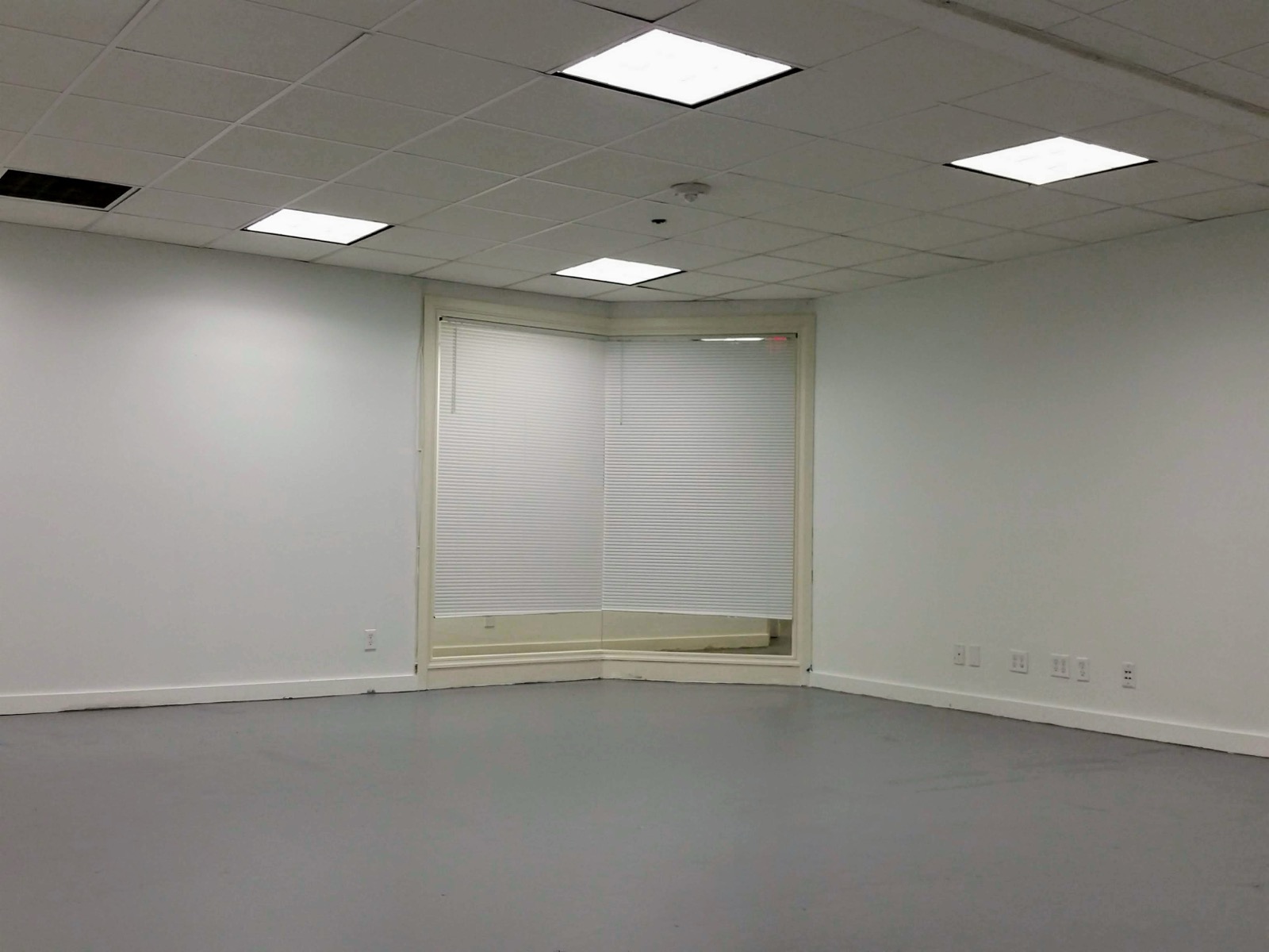 Business center 111 Northeast 1st Street Rent office 111 Northeast 1st Street — photo 1