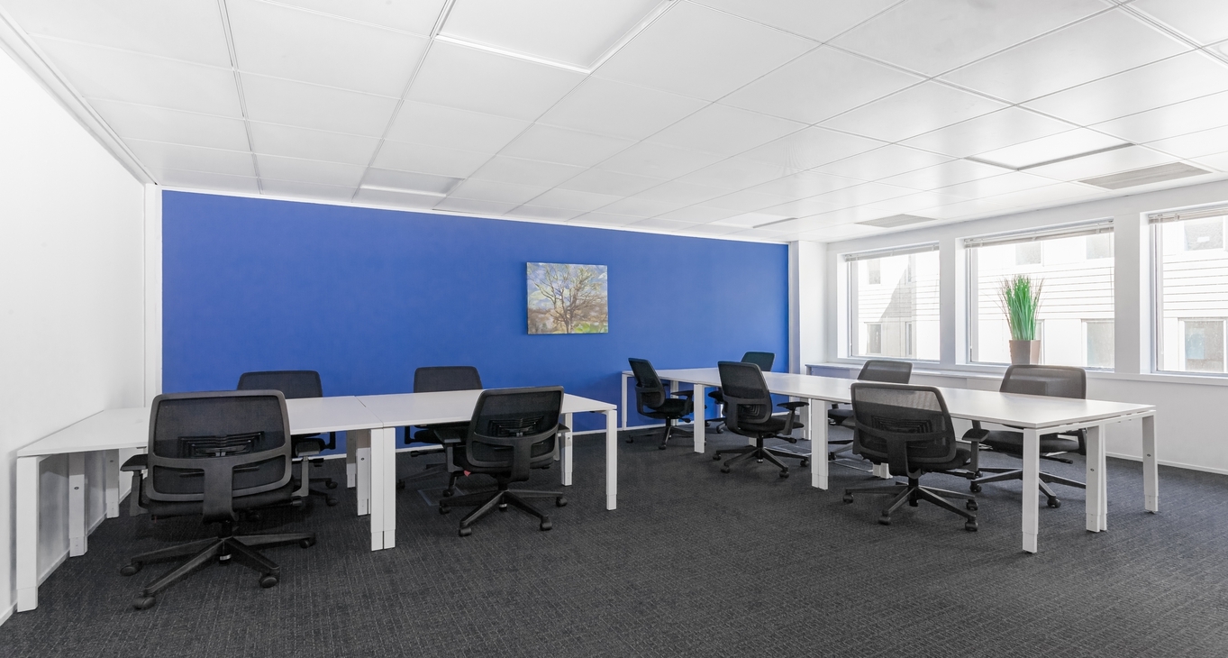 Rent office 1 Victoria Square — photo 1