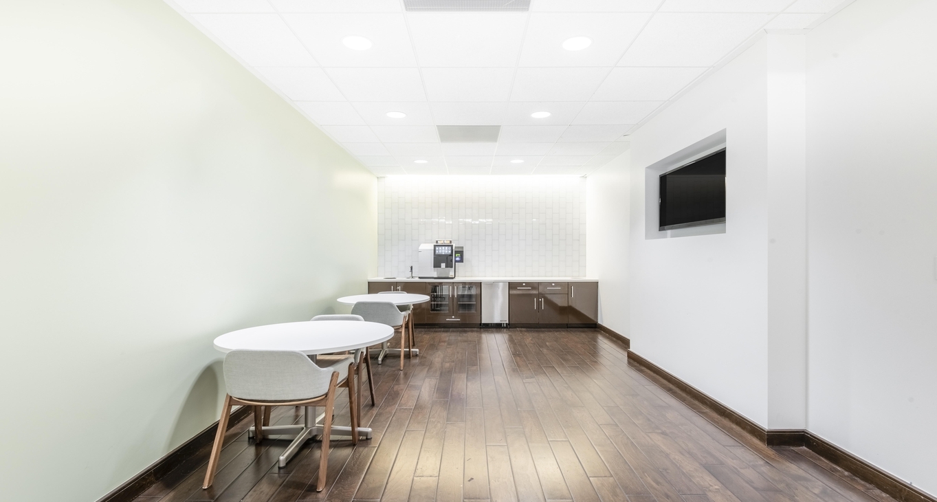 6303 Owensmouth Avenue, 6303 Owensmouth Avenue, Woodland Hills, CA 91367 — office space for rent, photo 4