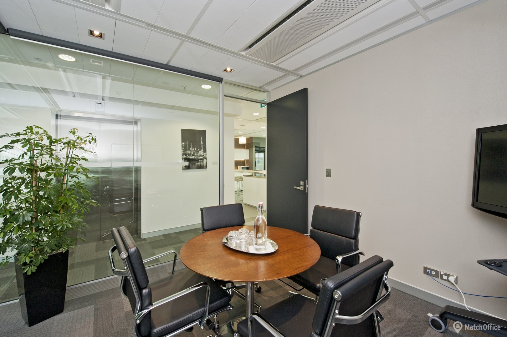 Rent office Building — photo 1