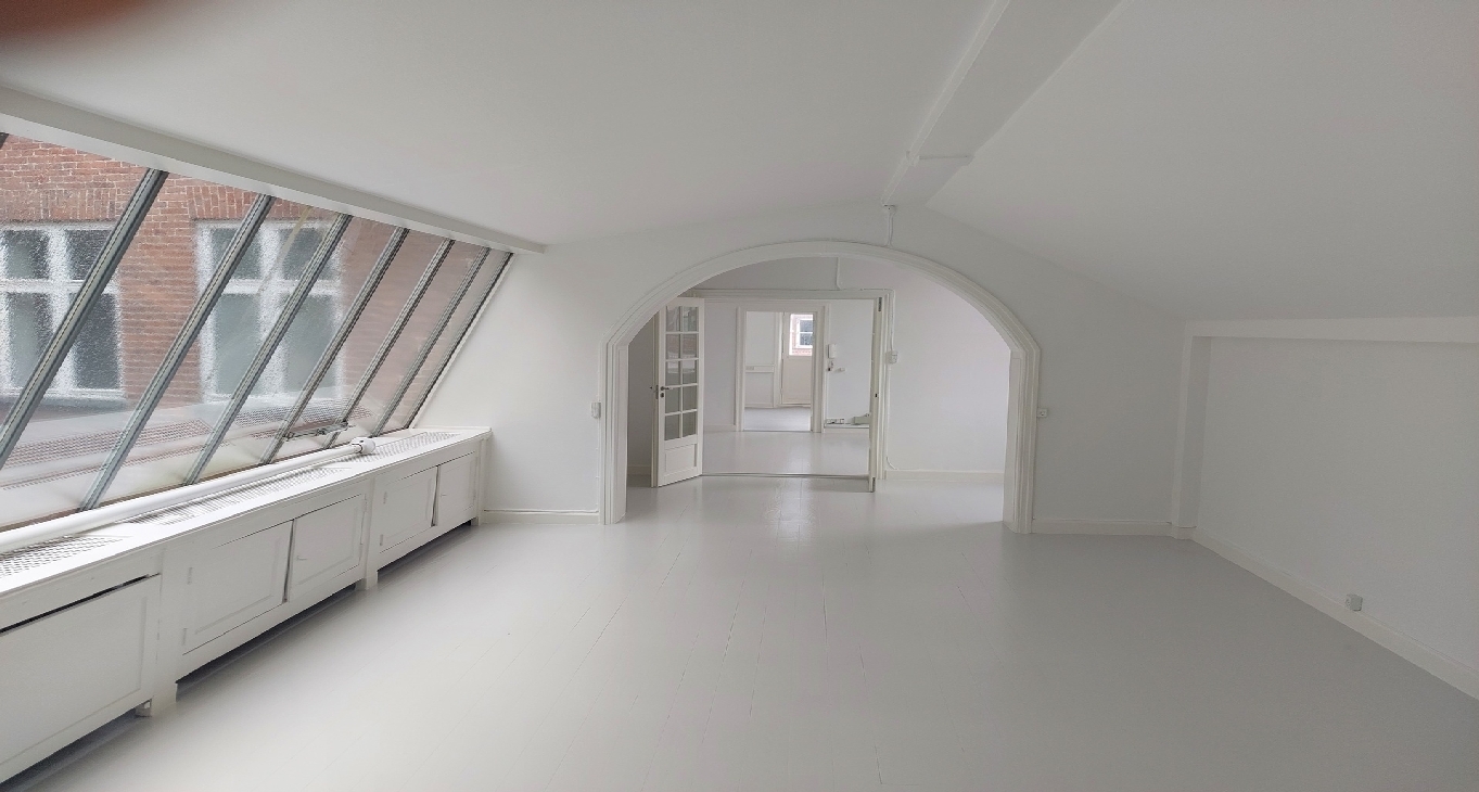 Kongens Nytorv metro — offices nearby