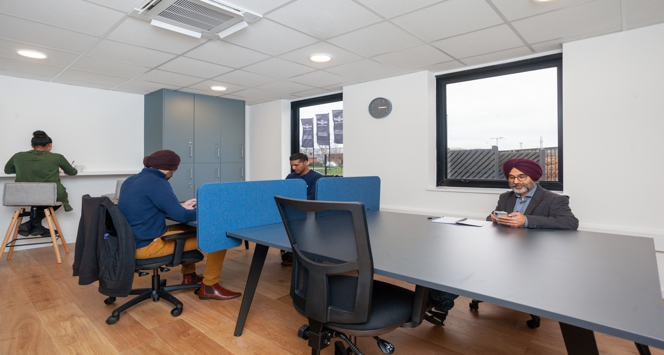 Rent office Meridian Business Park — photo 8