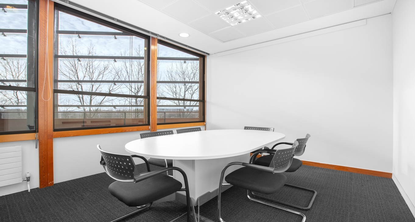 Rent office Stockley Park — photo 6