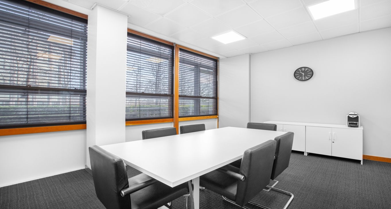 Rent office Stockley Park — photo 2
