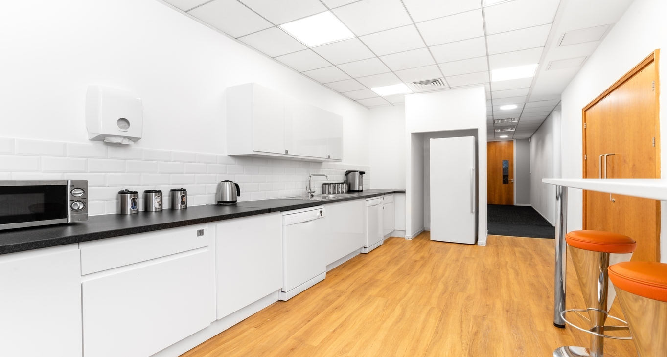 Rent office Windmill Hill Business Park — photo 3